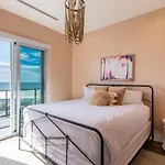Luxury 4 Bedroom Gulf View Condo, Rooftop Pool, Right Next To The Hangout!