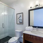 Elegant 4 Bedroom Luxury Condo With Rooftop Pool Next To The Hangout