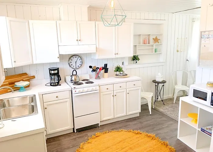 Budget Friendly Bungalow Within Walking Distance To The Beach!