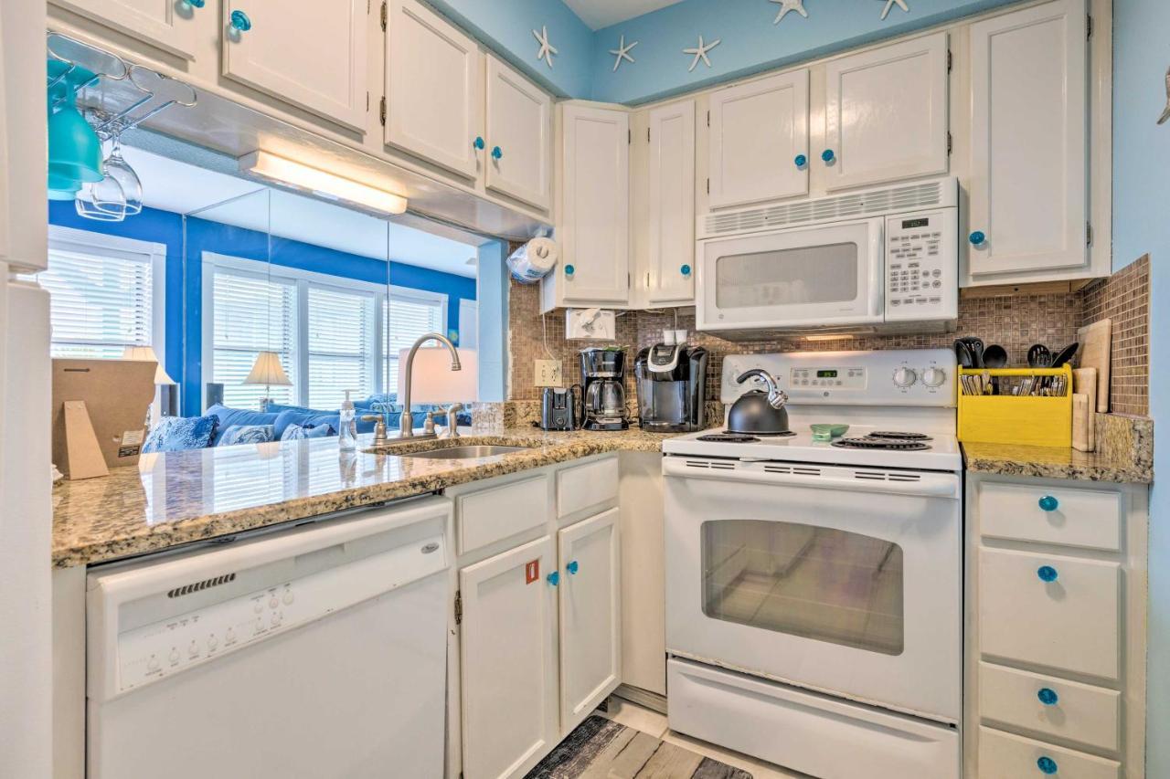 Vivid Escape In - Walk To The Beach! Apartment *