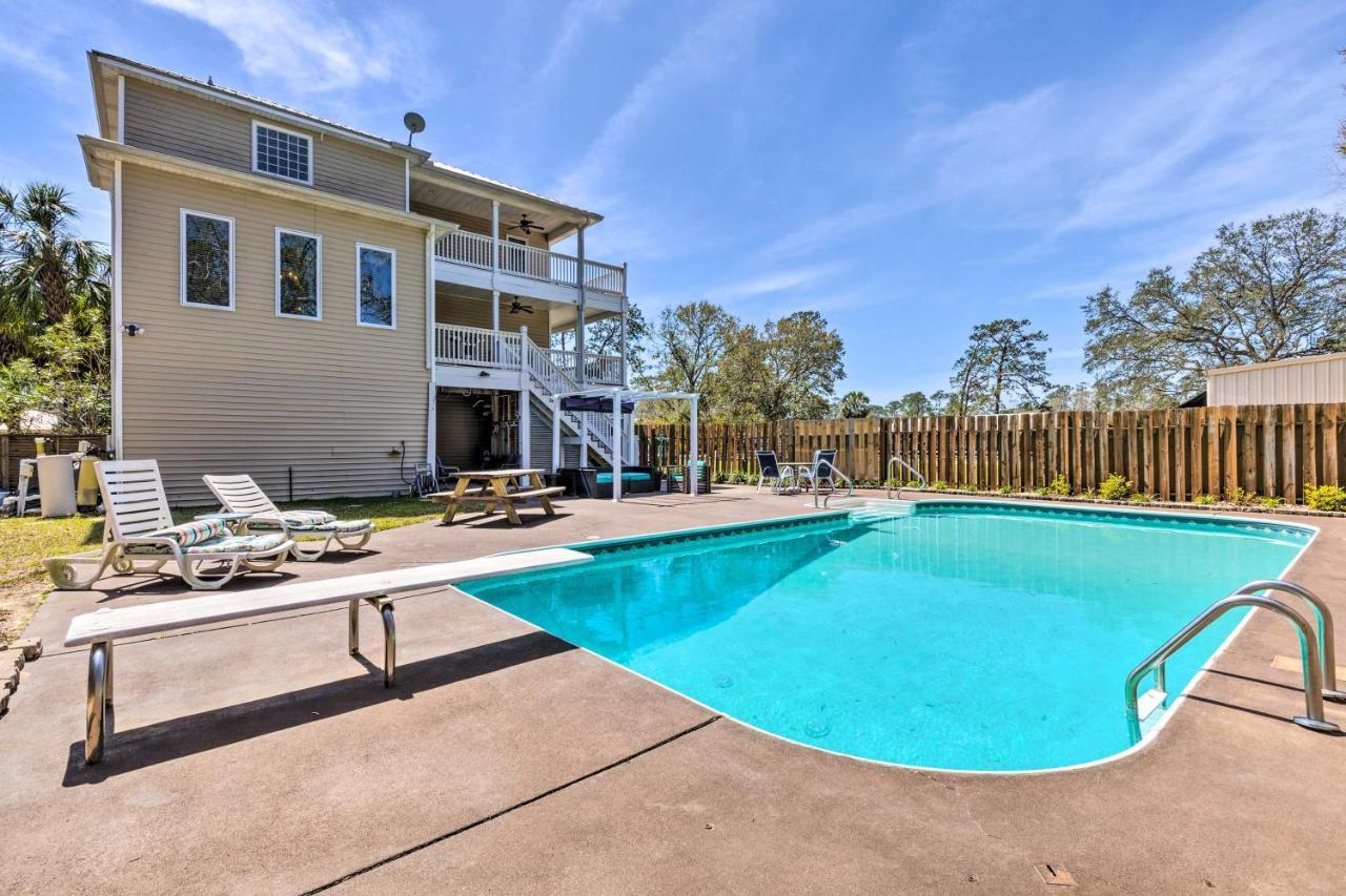 Spacious Private Pool And Deck! Holiday home