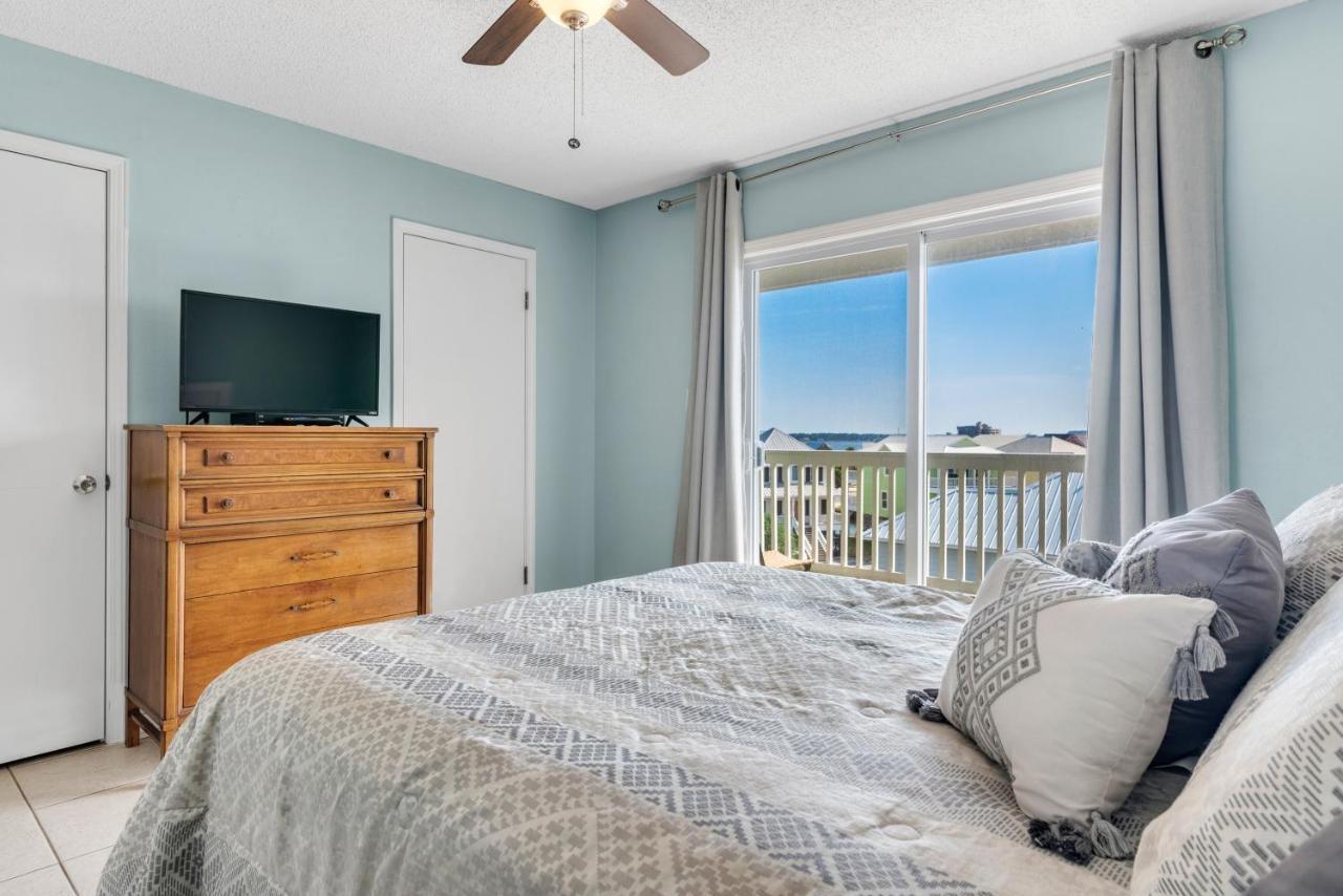 Lagoon Landing 305 *