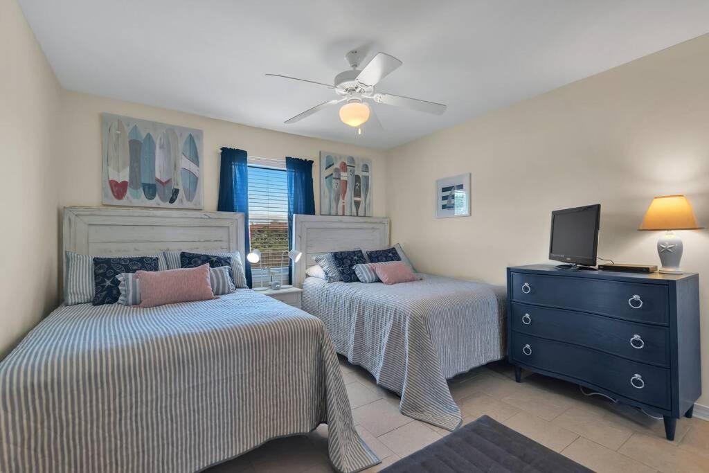 2bd 2ba 1st Floor Walk To *