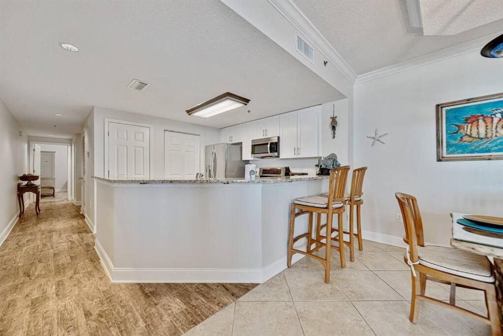Club A1502 - Adorable Beachfront Corner Unit W/ Awesome Views! Apartment