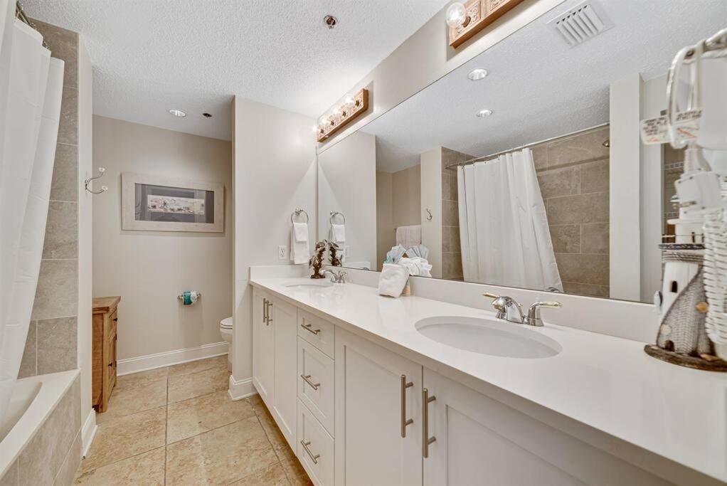 Club A1502 - Adorable Beachfront Corner Unit W/ Awesome Views! Apartment *
