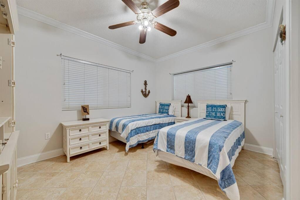 Club A1502 - Adorable Beachfront Corner Unit W/ Awesome Views! *