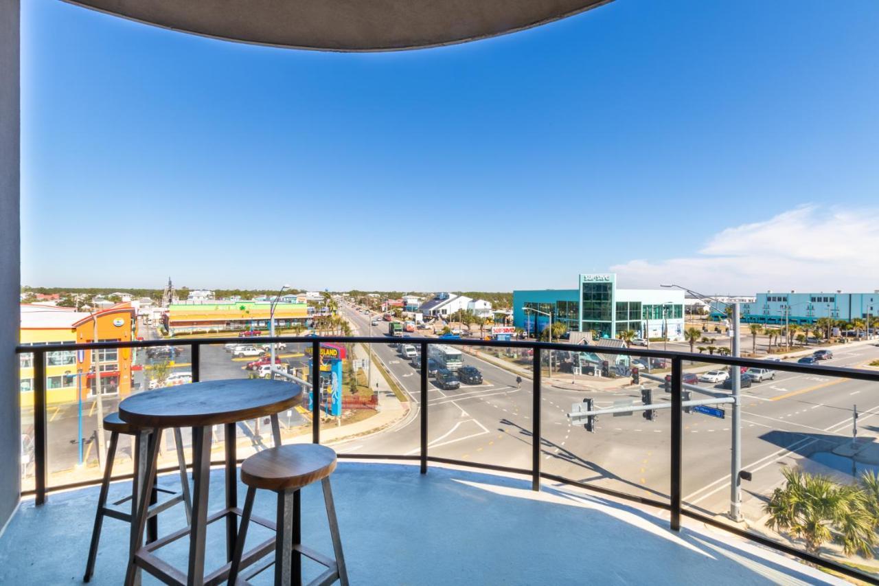 Spacious, 5 Bedroom On The With Rooftop Pool Next To The Hangout! Holiday home *