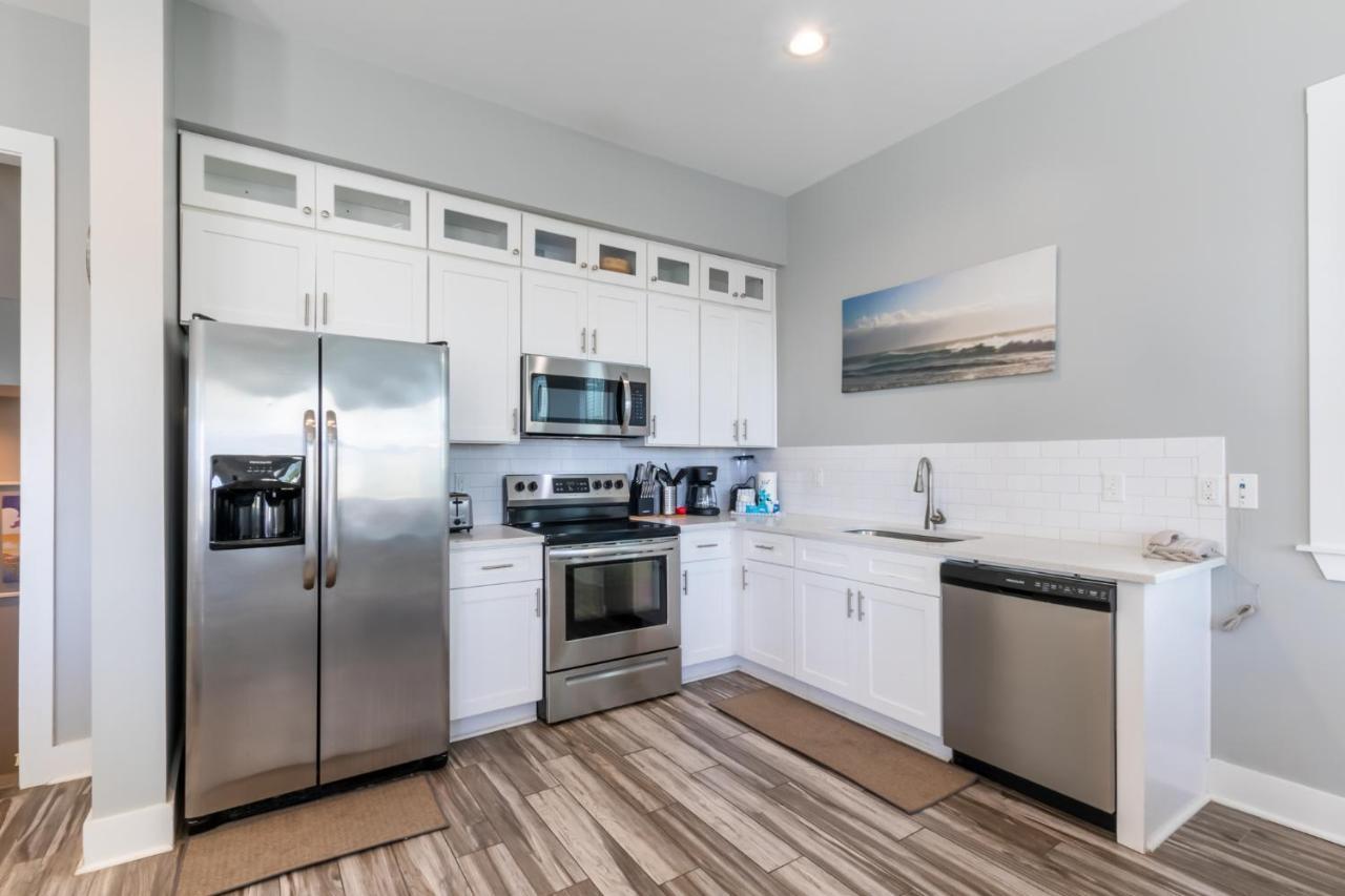 Holiday home Modern 3 Bedroom With Community Pool And Directly Across The Street From The Beach! *