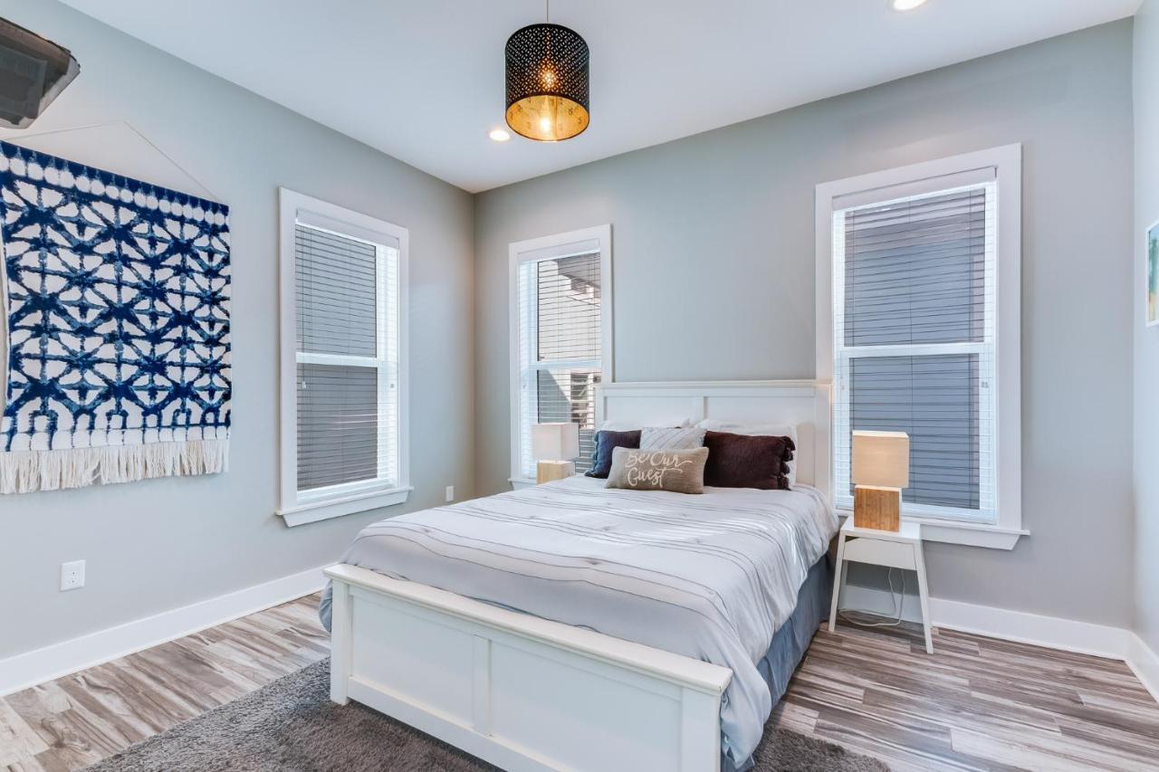 Holiday home Modern 3 Bedroom With Community Pool And Directly Across The Street From The Beach!