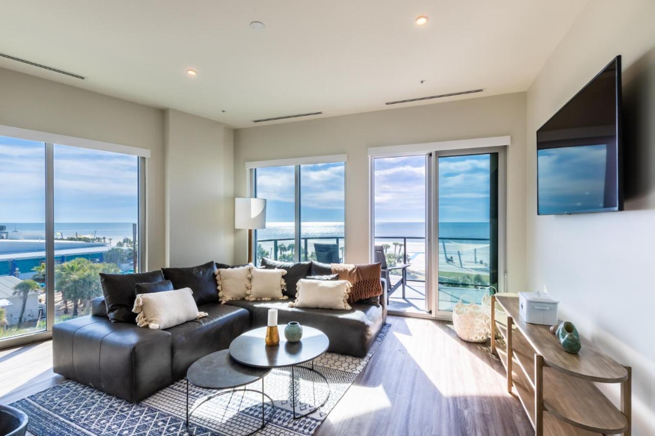 Elegant 4 Bedroom Beachfront, Luxury With Rooftop Pool Next To The Hangout