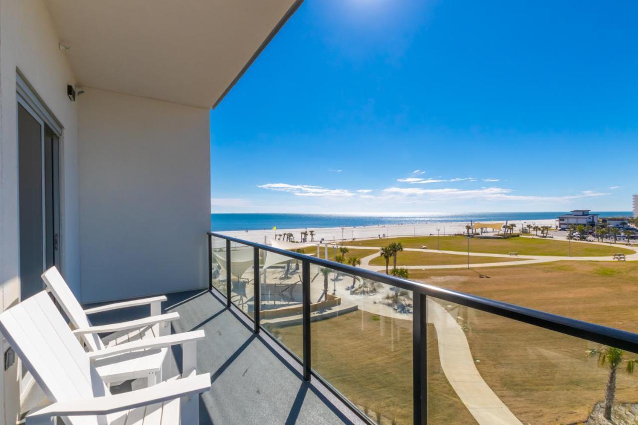 Elegant 4 Bedroom Luxury With Rooftop Pool Next To The Hangout