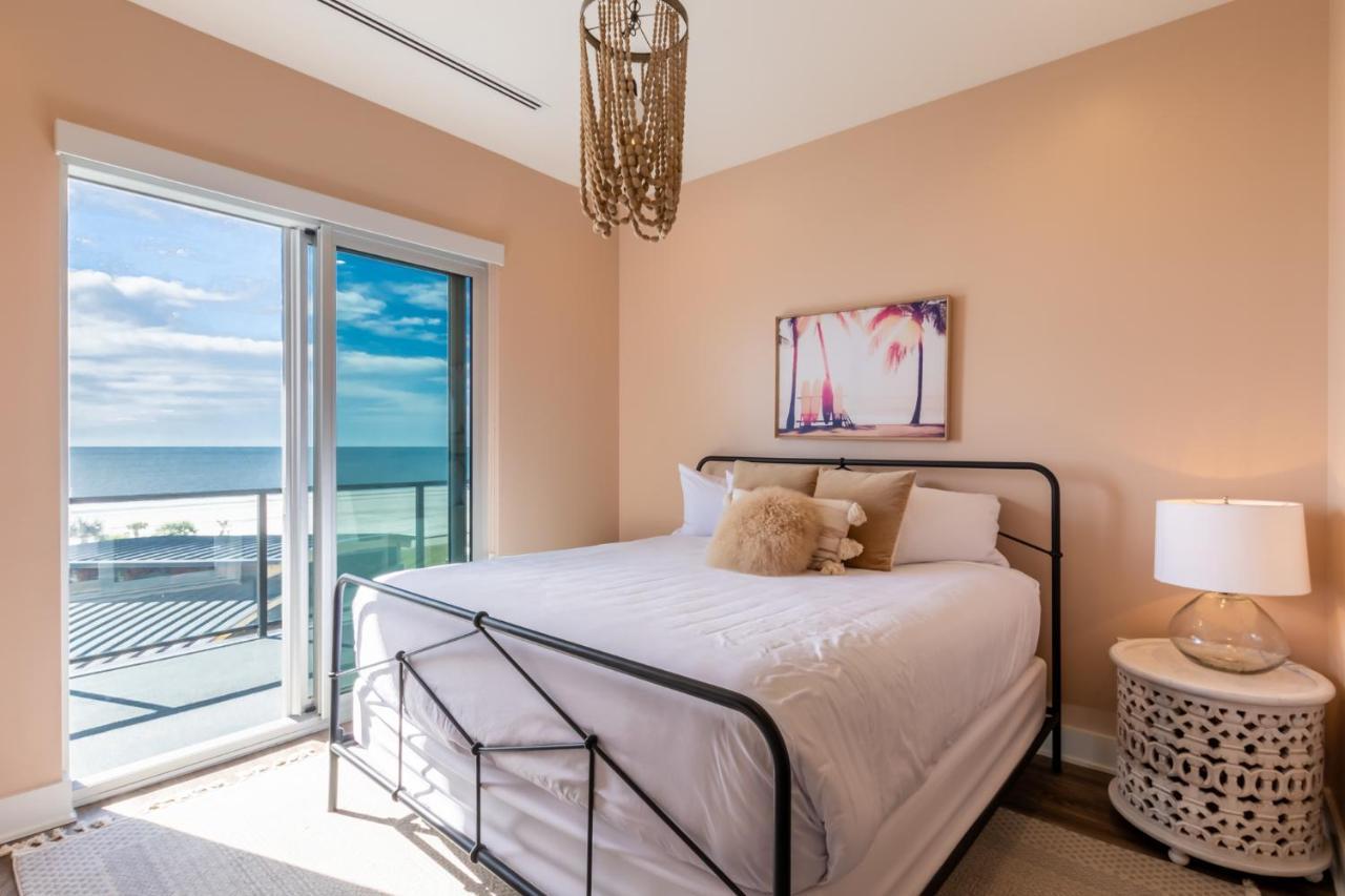 Elegant 4 Bedroom Beachfront, Luxury With Rooftop Pool Next To The Hangout Holiday home