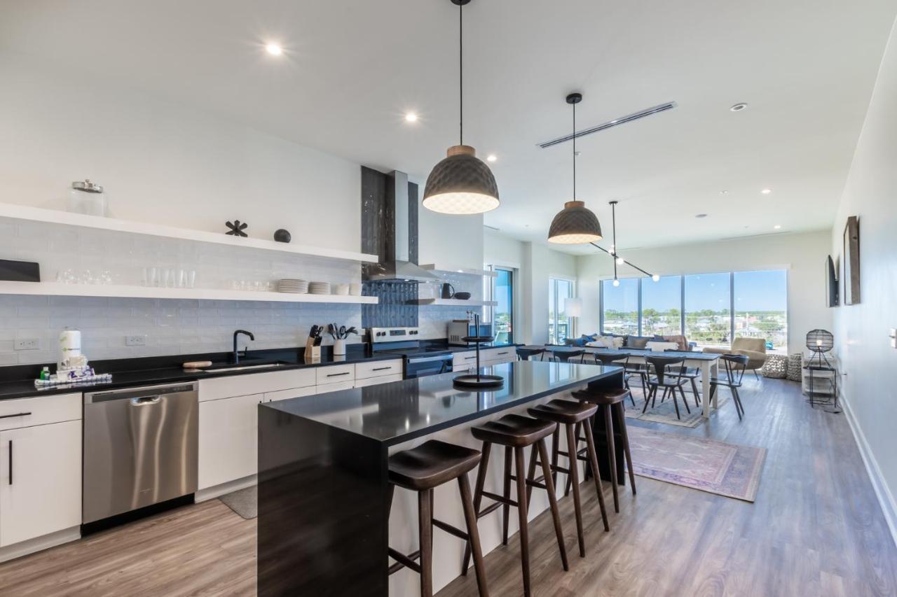Elegant 4 Bedroom Luxury With Rooftop Pool Next To The Hangout