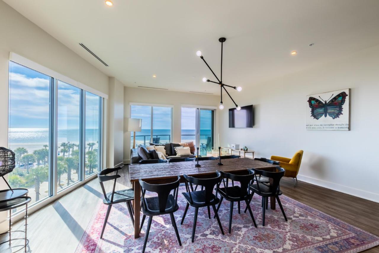 Elegant 4 Bedroom Beachfront, Luxury With Rooftop Pool Next To The Hangout