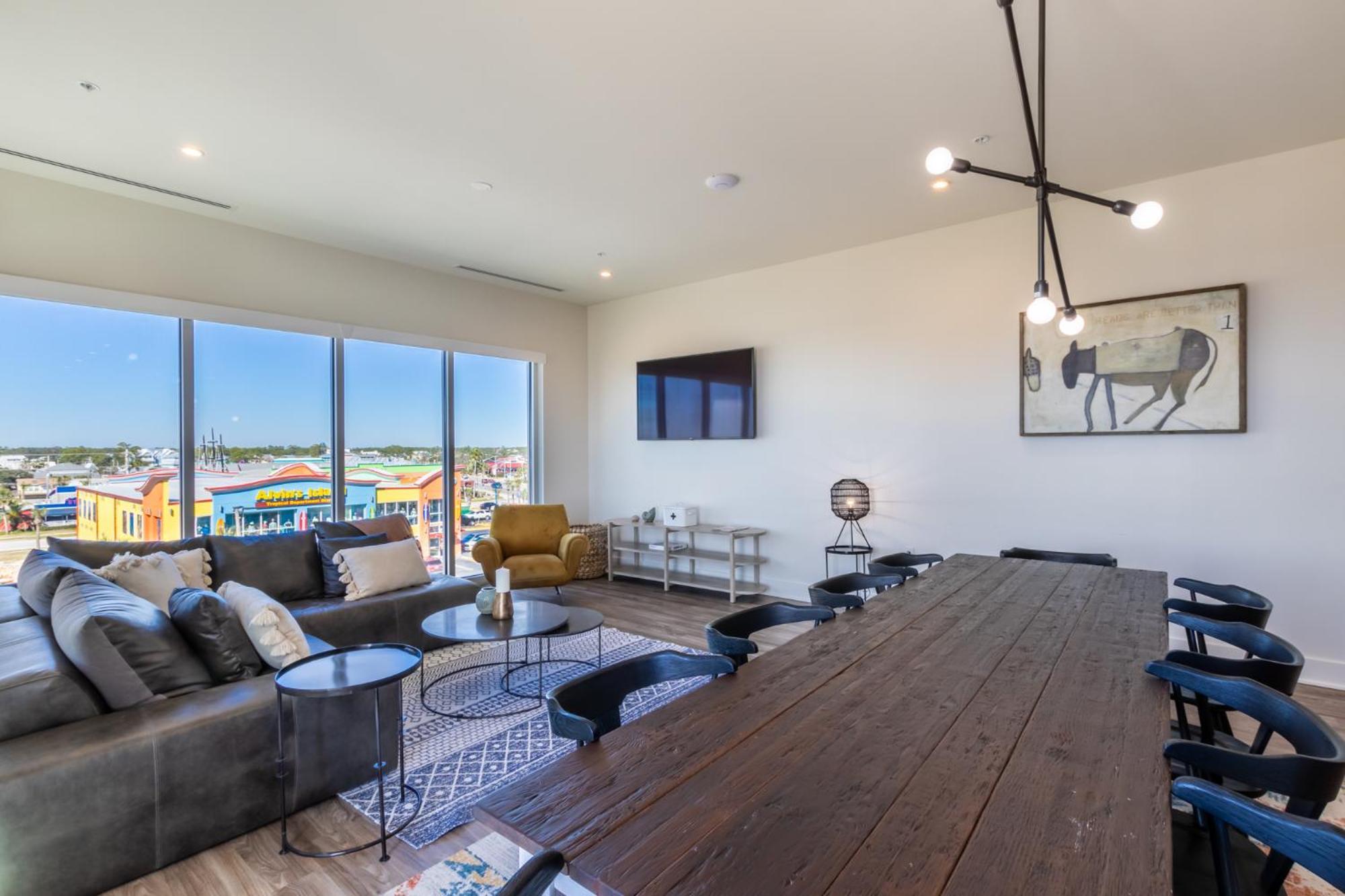 Holiday home Elegant 4 Bedroom Luxury With Rooftop Pool Next To The Hangout