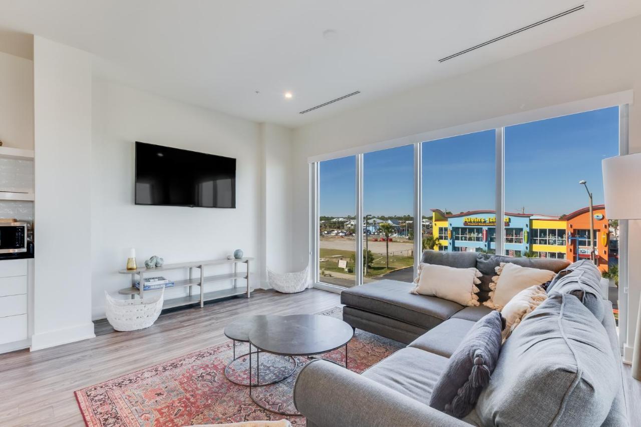 Spacious, 5 Bedroom On The With Rooftop Pool Next To The Hangout!