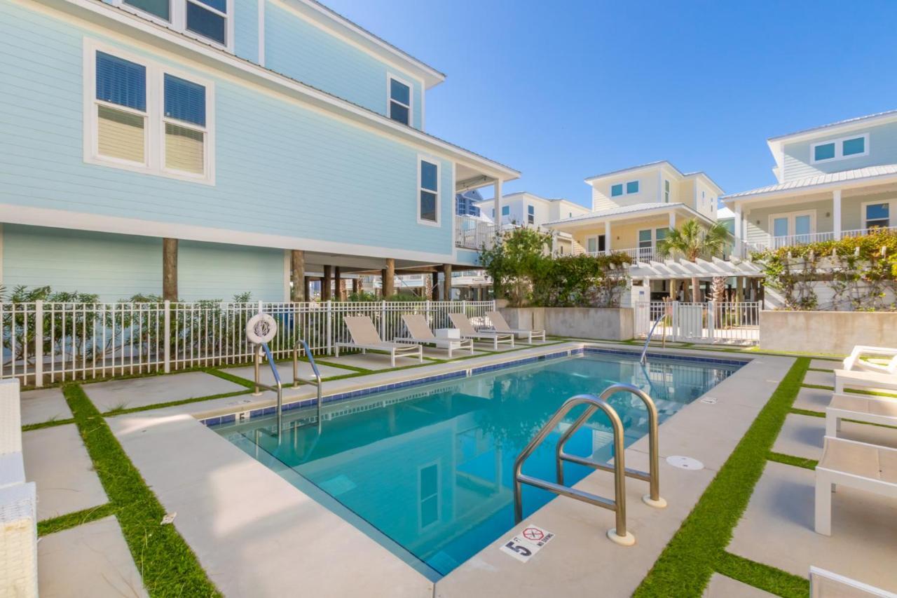 Modern 3 Bedroom With Community Pool And Directly Across The Street From The Beach! Holiday home Gulf Shores