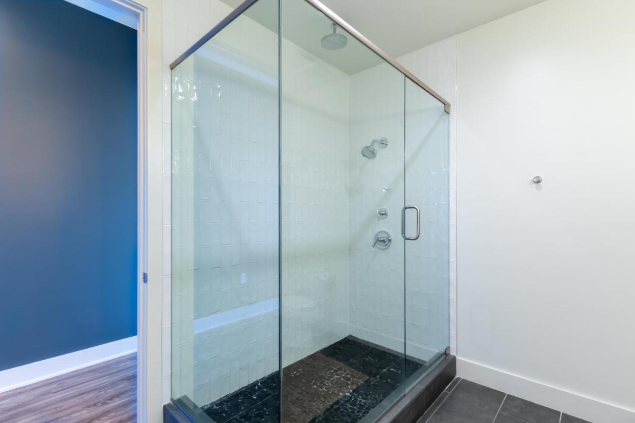 Luxury 4 Bedroom Gulf View With Modern Appliances! Right Next To The Hangout! Holiday home *