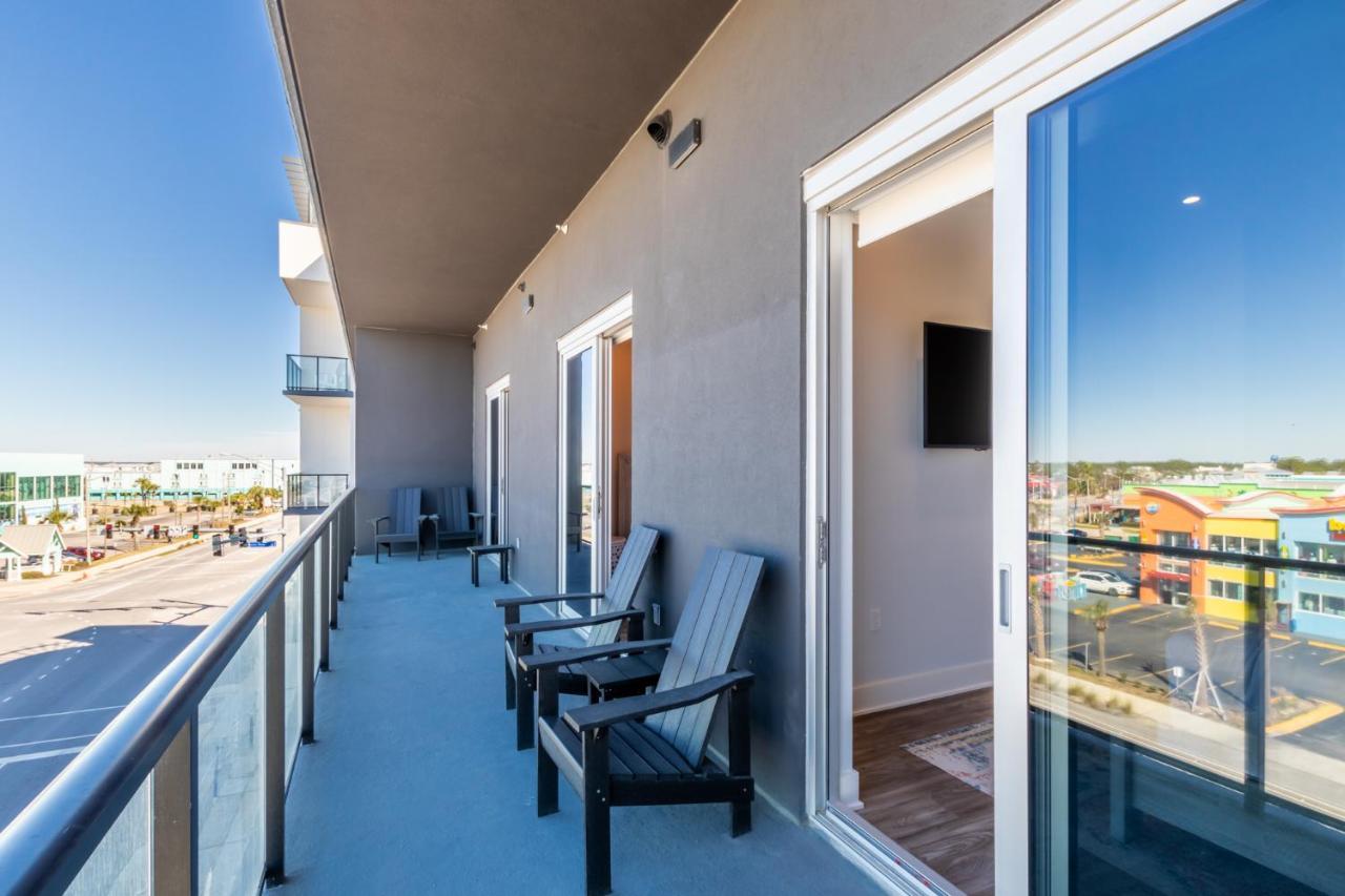 Elegant 4 Bedroom Luxury With Rooftop Pool Next To The Hangout