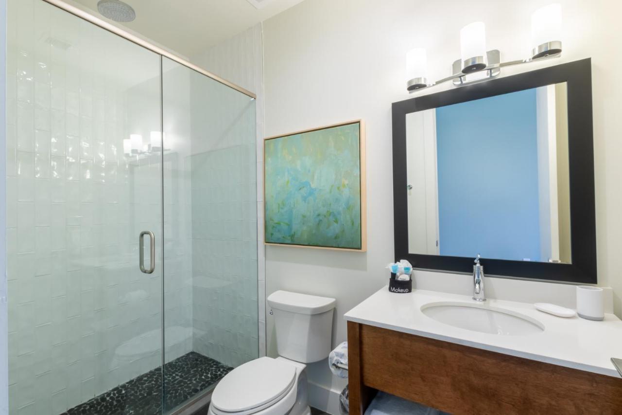 Spacious, 5 Bedroom On The With Rooftop Pool Next To The Hangout! *