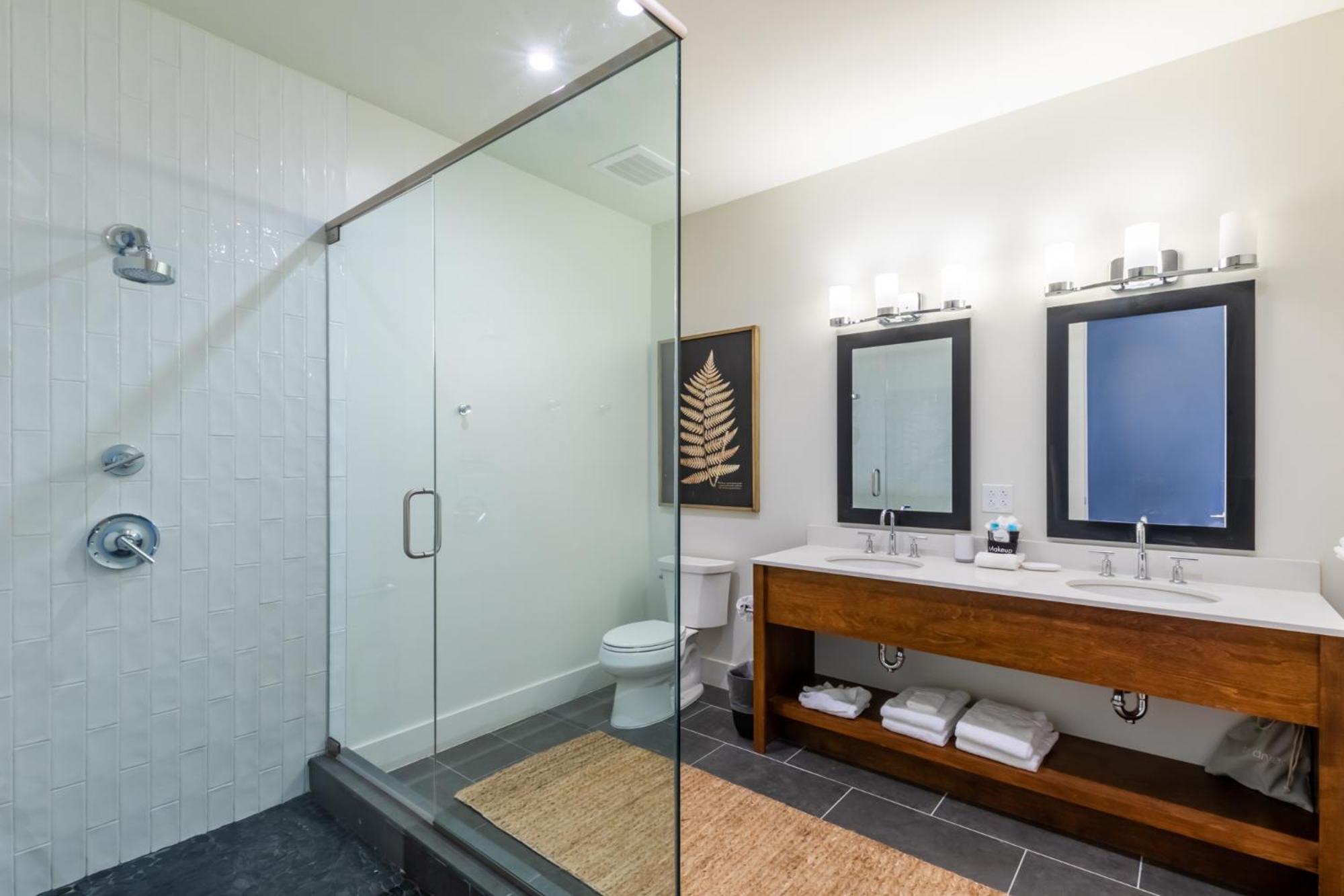 Spacious, 5 Bedroom On The With Rooftop Pool Next To The Hangout! *
