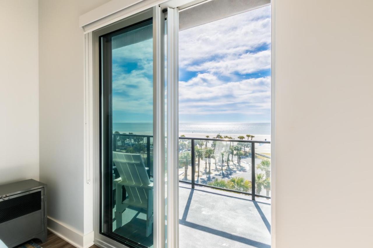 Luxury 4 Bedroom Gulf View Condo, Rooftop Pool, Right Next To The Hangout! Holiday home *