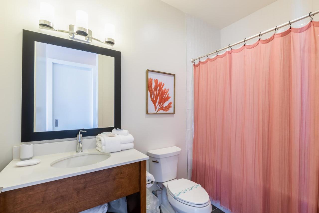 Luxury 4 Bedroom Gulf View Condo, Rooftop Pool, Right Next To The Hangout! Holiday home