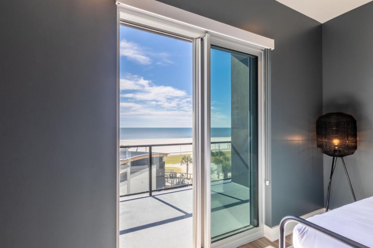 Luxury 4 Bedroom Gulf View Condo, Rooftop Pool, Right Next To The Hangout! Holiday home *