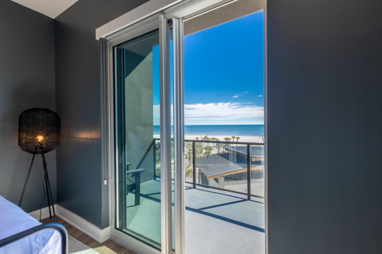Luxury 4 Bedroom Gulf View With Modern Appliances! Right Next To The Hangout! Holiday home *