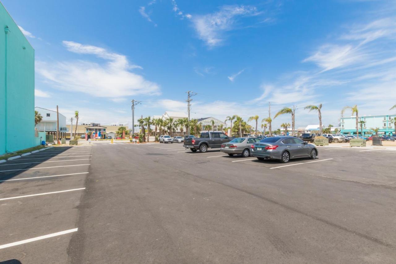 Luxury 4 Bedroom Gulf View With Modern Appliances! Right Next To The Hangout!