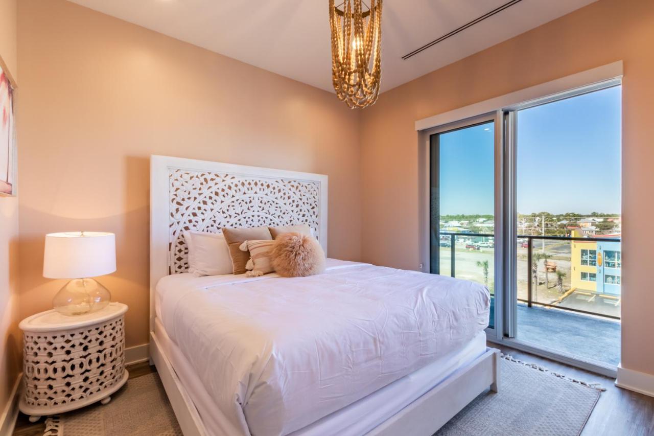 Holiday home Spacious, 5 Bedroom On The With Rooftop Pool Next To The Hangout!