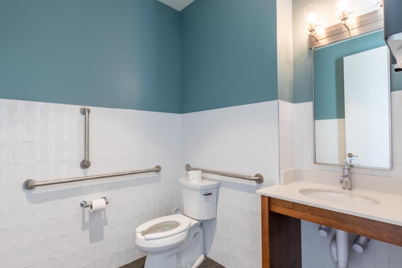 Luxury 4 Bedroom Gulf View Condo, Rooftop Pool, Right Next To The Hangout! Holiday home Gulf Shores