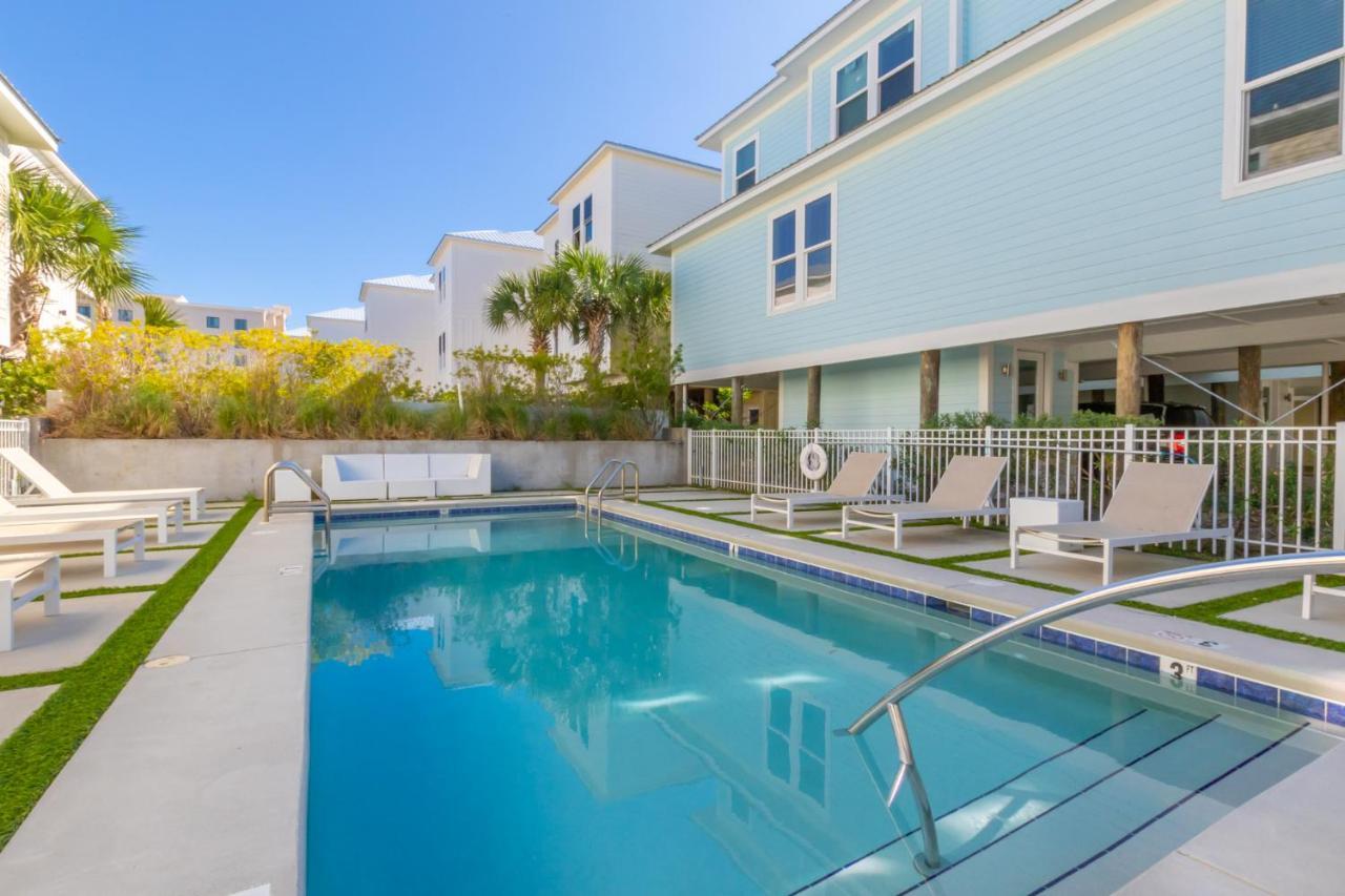 Holiday home Modern 3 Bedroom With Community Pool And Directly Across The Street From The Beach! *