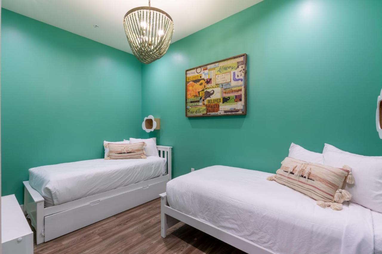 Elegant 4 Bedroom Luxury With Rooftop Pool Next To The Hangout Holiday home *