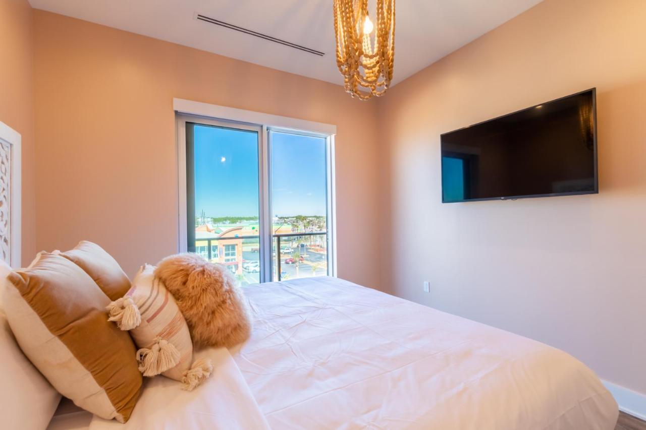 Spacious, 5 Bedroom On The With Rooftop Pool Next To The Hangout!