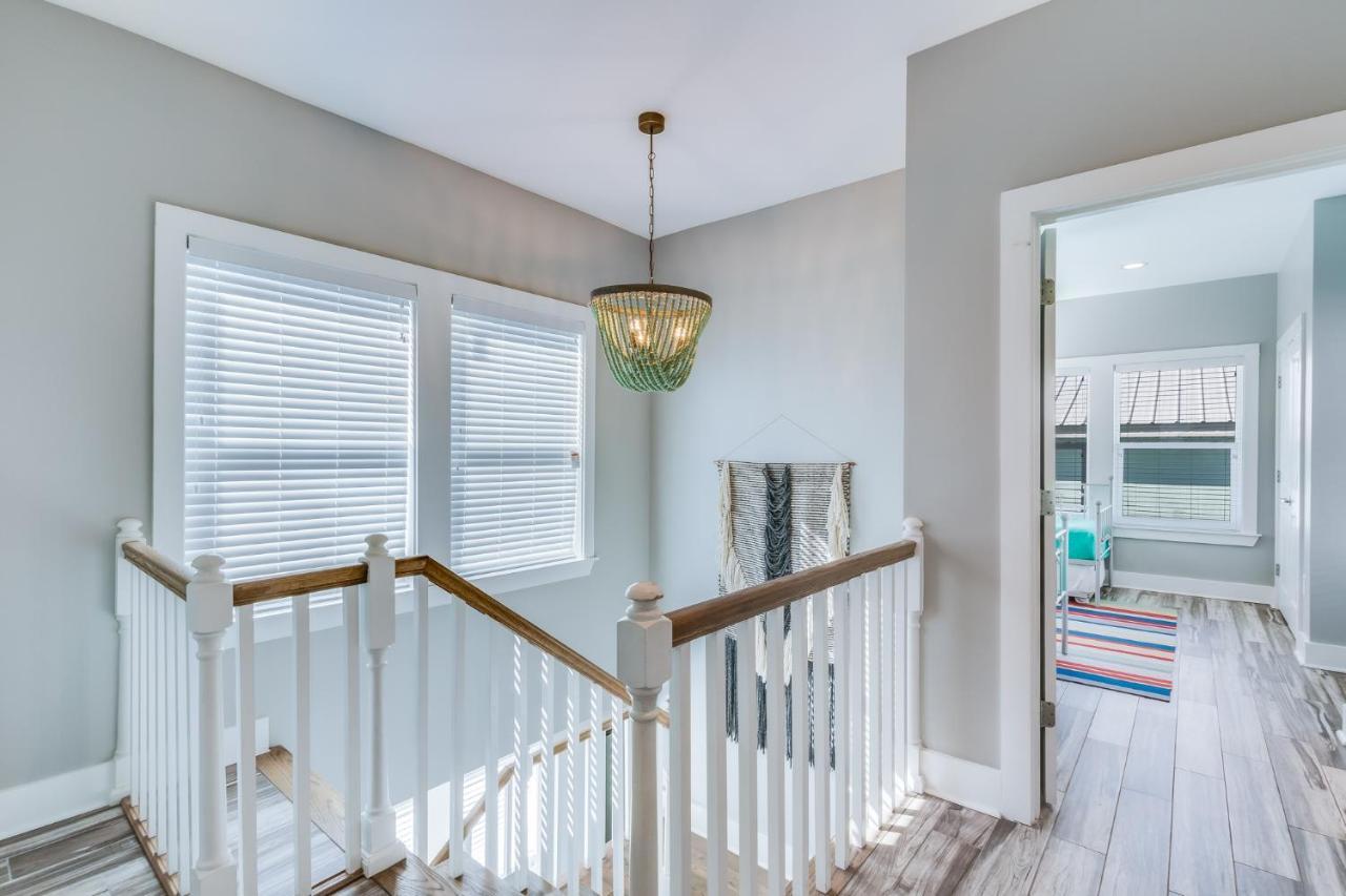 Modern 3 Bedroom With Community Pool And Directly Across The Street From The Beach! Holiday home