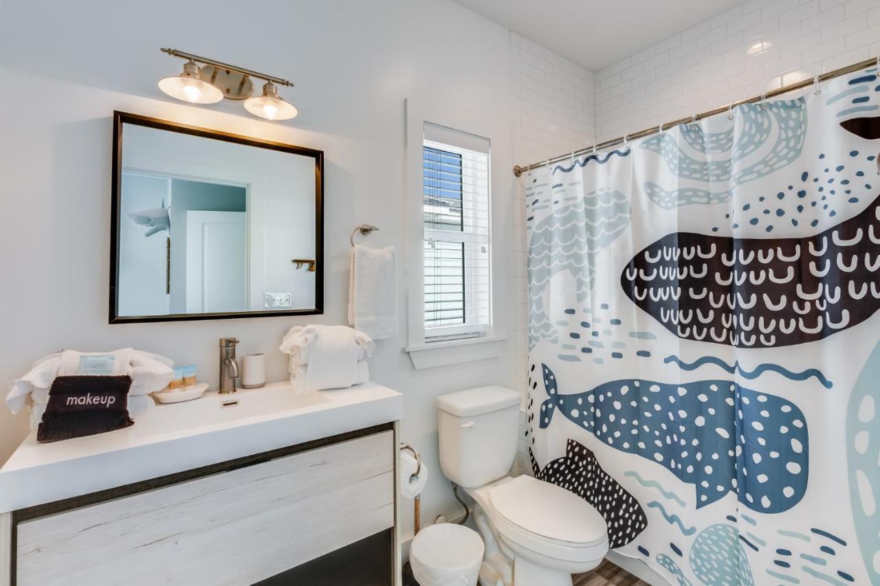 Modern 3 Bedroom With Community Pool And Directly Across The Street From The Beach! Holiday home Gulf Shores