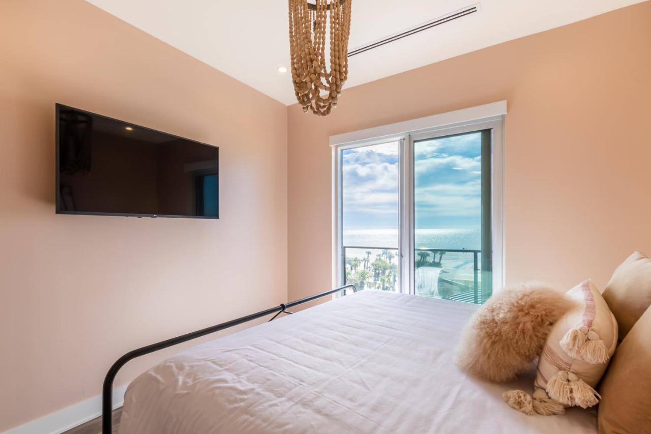 Luxury 4 Bedroom Gulf View Condo, Rooftop Pool, Right Next To The Hangout! Holiday home Gulf Shores
