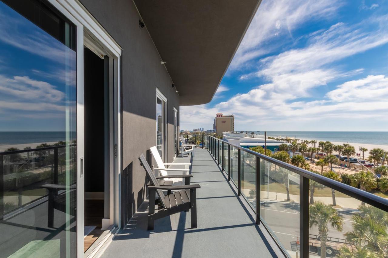 Luxury 4 Bedroom Gulf View Condo, Rooftop Pool, Right Next To The Hangout! Holiday home *