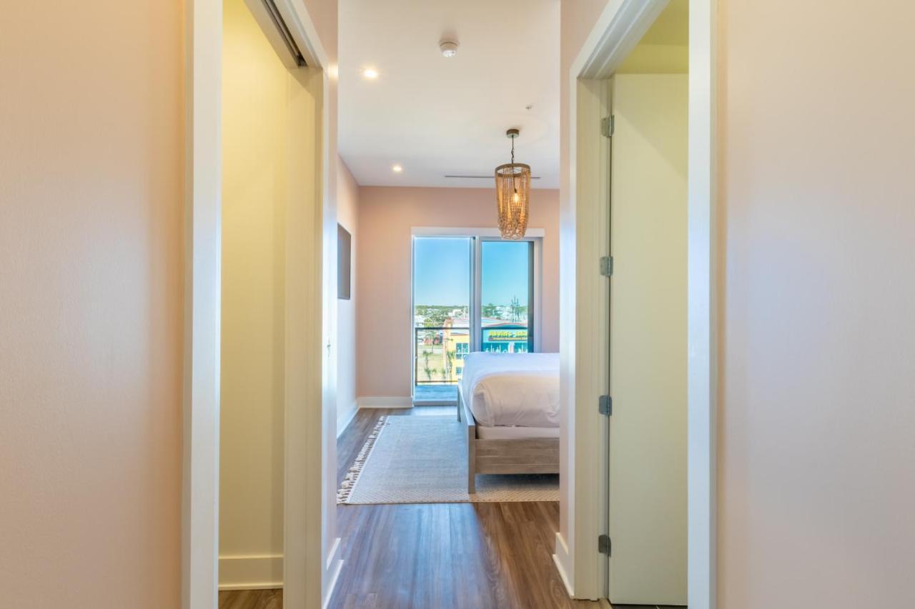 Holiday home Elegant 4 Bedroom Luxury With Rooftop Pool Next To The Hangout