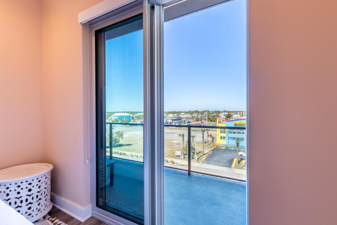 Holiday home Spacious, 5 Bedroom On The With Rooftop Pool Next To The Hangout! *