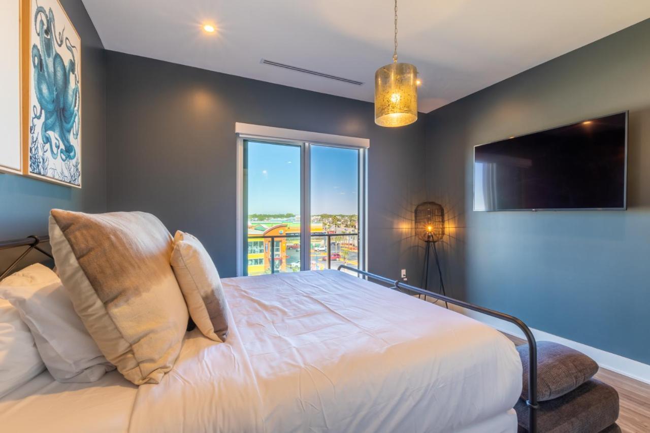 Spacious, 5 Bedroom On The With Rooftop Pool Next To The Hangout! Holiday home *