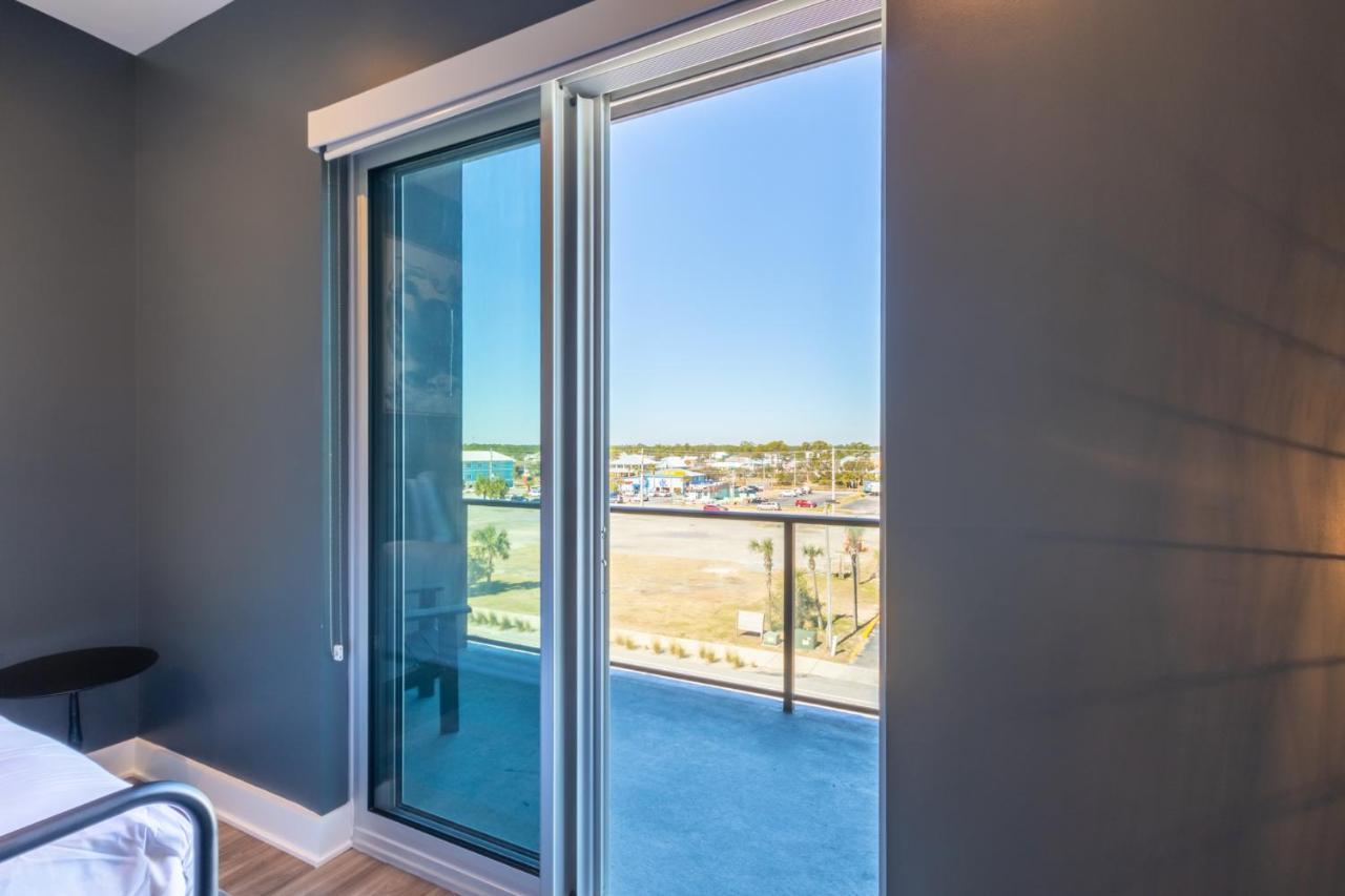 Spacious, 5 Bedroom On The With Rooftop Pool Next To The Hangout! Holiday home