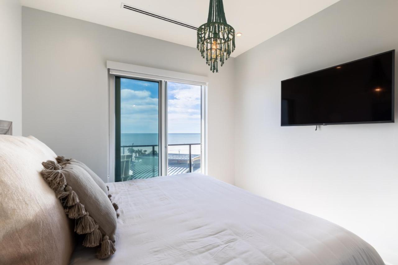 Luxury 4 Bedroom Gulf View Condo, Rooftop Pool, Right Next To The Hangout! Holiday home *