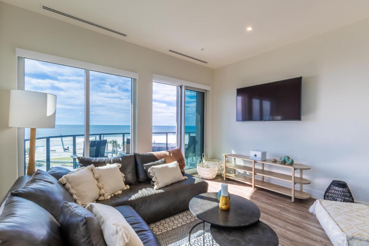 Holiday home Elegant 4 Bedroom Beachfront, Luxury With Rooftop Pool Next To The Hangout *