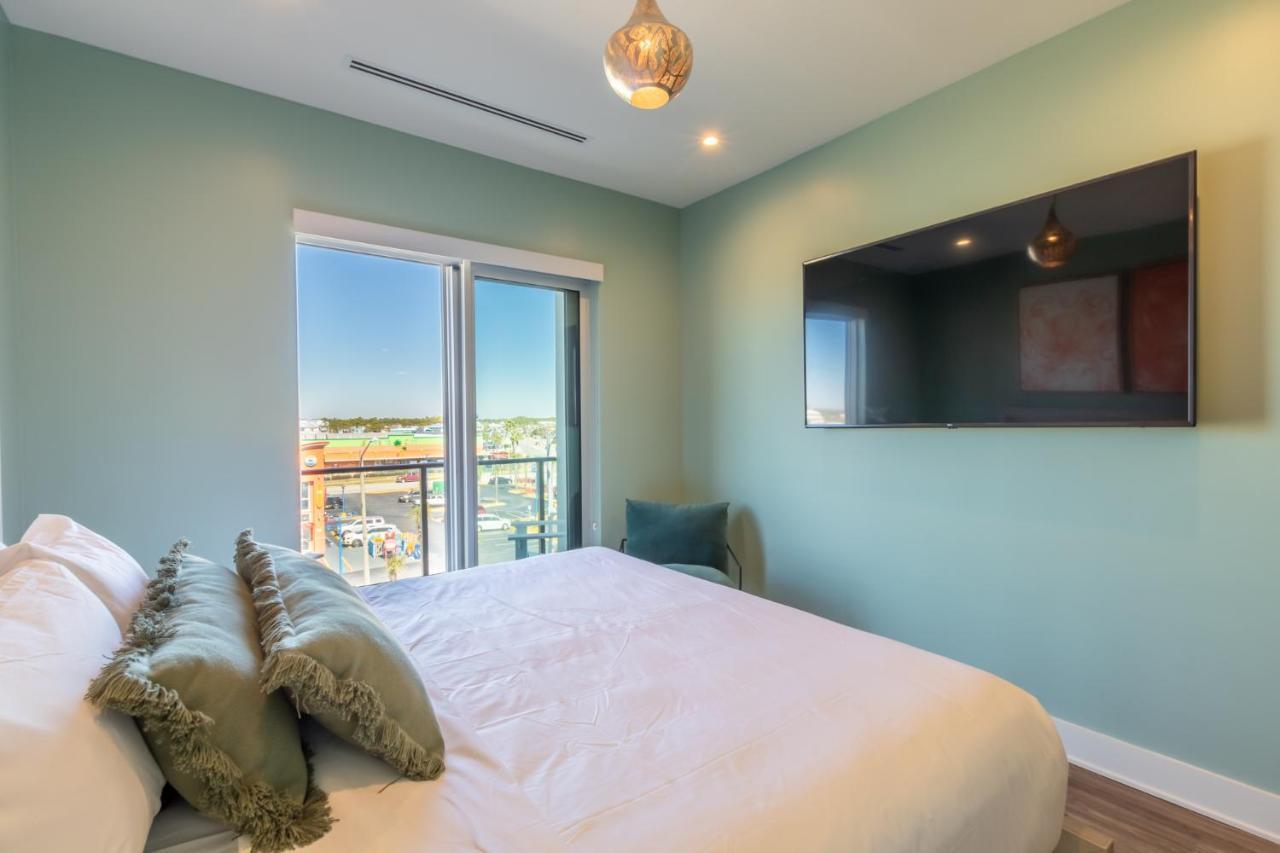 Spacious, 5 Bedroom On The With Rooftop Pool Next To The Hangout!