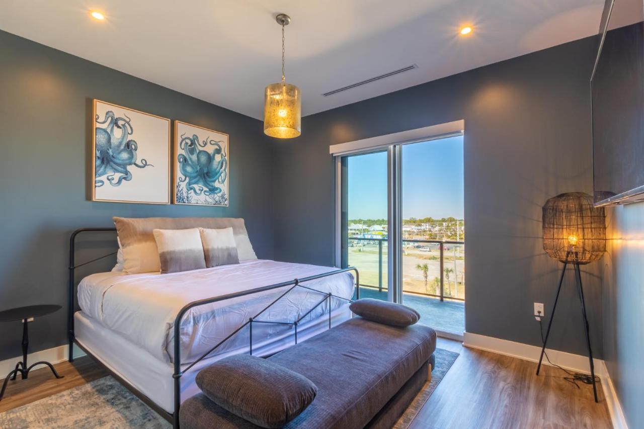 Spacious, 5 Bedroom On The With Rooftop Pool Next To The Hangout!