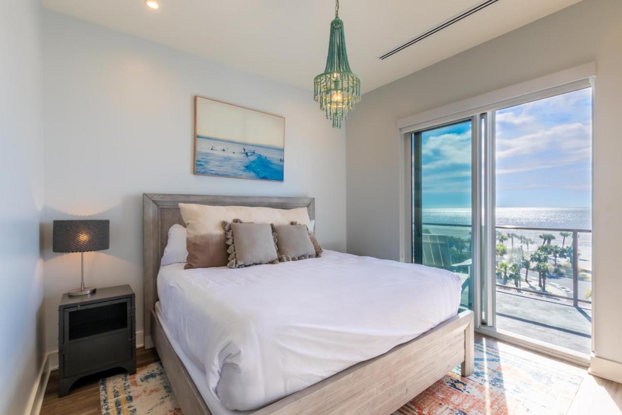 Luxury 4 Bedroom Gulf View Condo, Rooftop Pool, Right Next To The Hangout! *