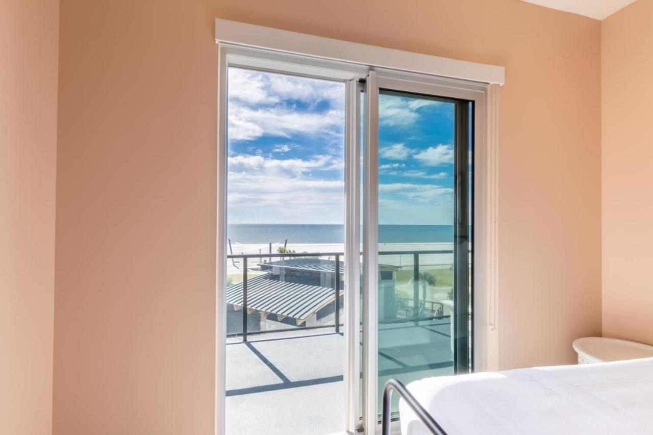 Luxury 4 Bedroom Gulf View Condo, Rooftop Pool, Right Next To The Hangout! Gulf Shores