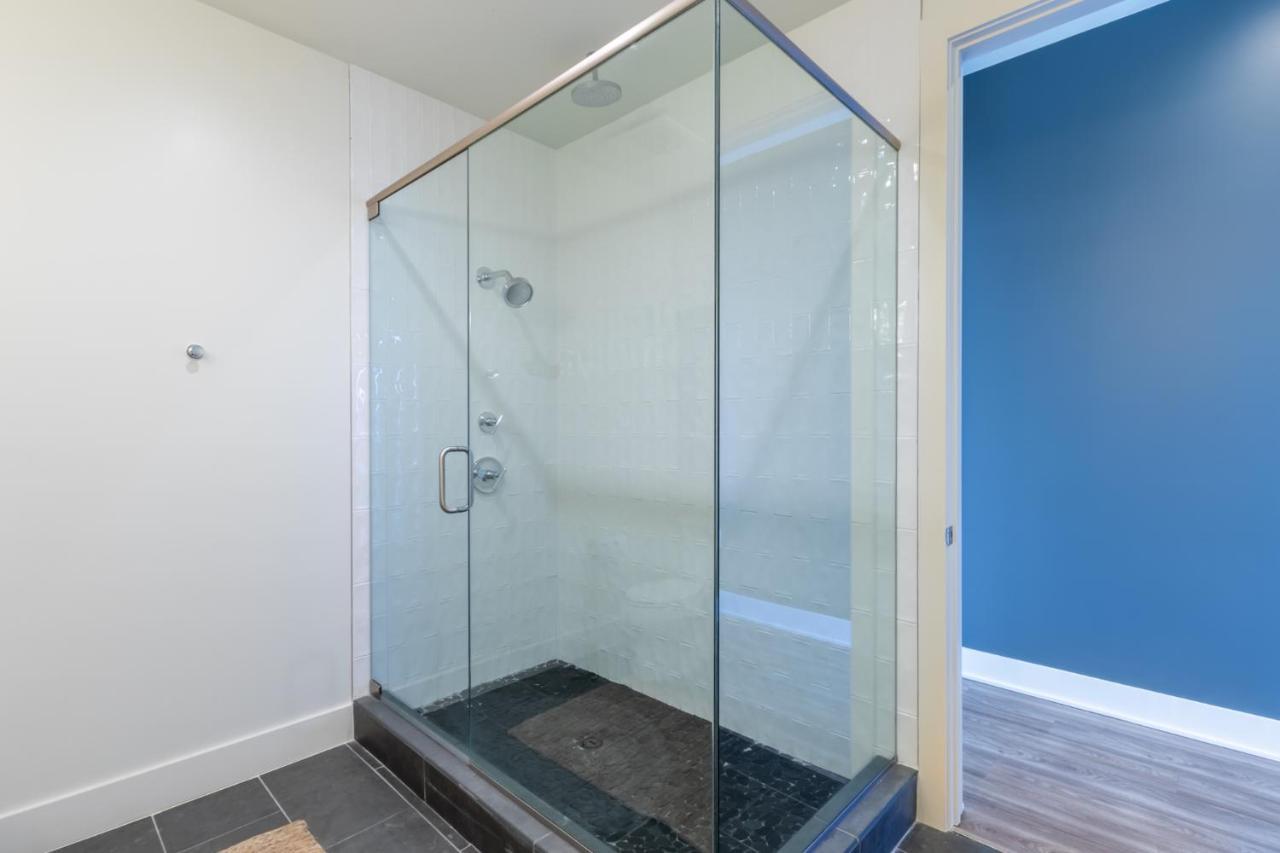 Luxury 4 Bedroom Gulf View Condo, Rooftop Pool, Right Next To The Hangout! Gulf Shores